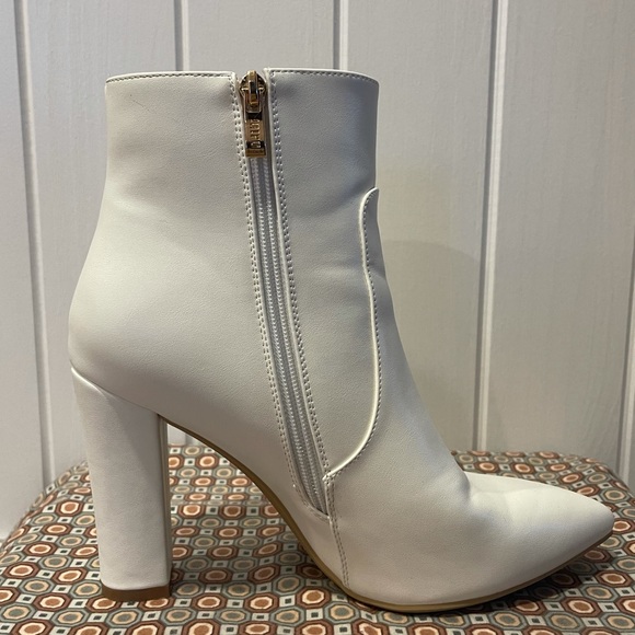 IDIFU Women’s White Ankle Boots - Picture 5 of 6
